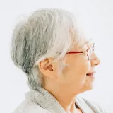 カイポケコネクトのユーザー。眼鏡をかけて右側を向いている女性。