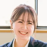 カイポケコネクトのユーザー。前を向いて微笑んでいる女性。