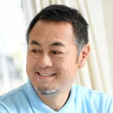 カイポケコネクトのユーザー。斜め前を向いているにこやかな男性。