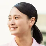 カイポケコネクトのユーザー。左を向いている笑顔の女性。